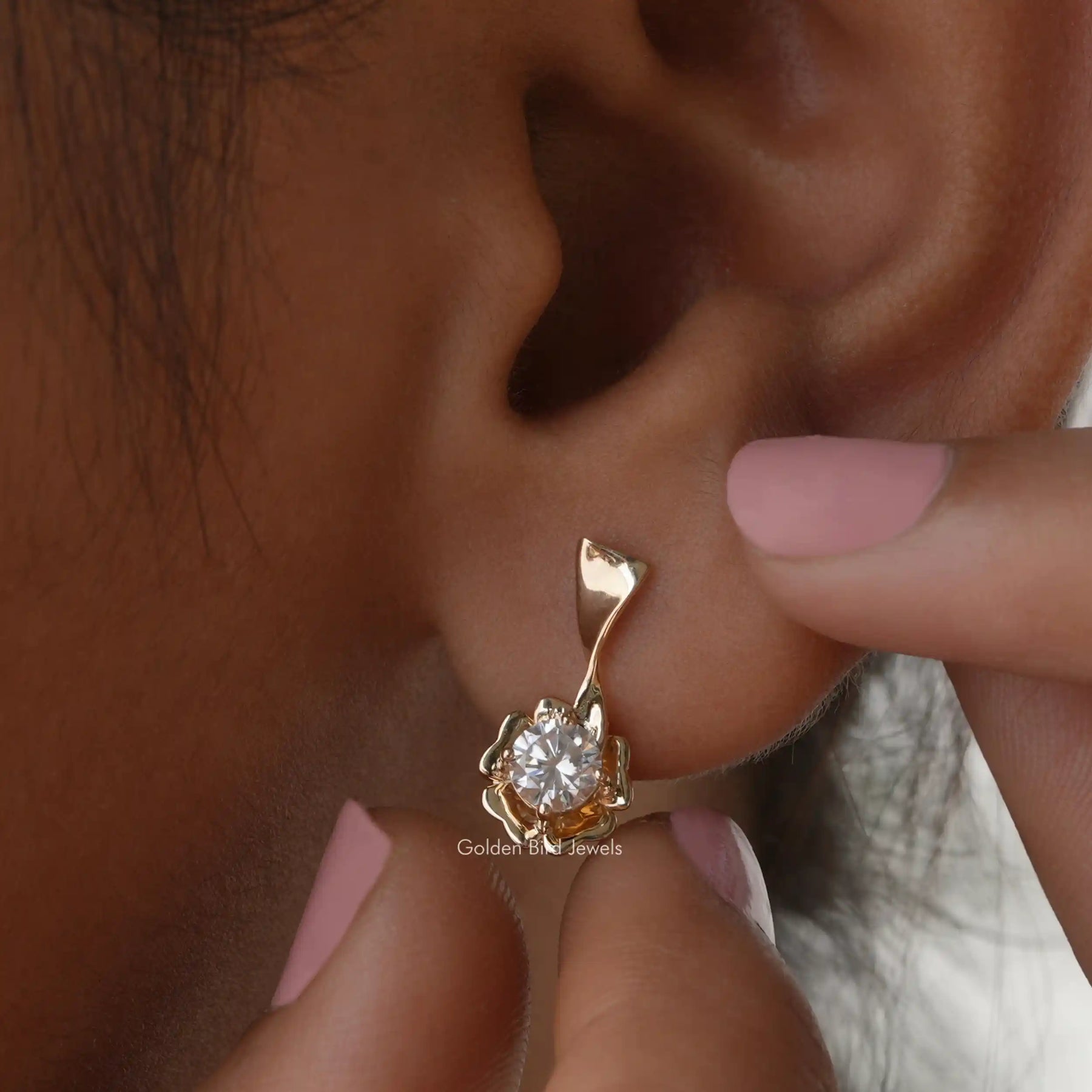 Colorless round cut moissanite stud earings