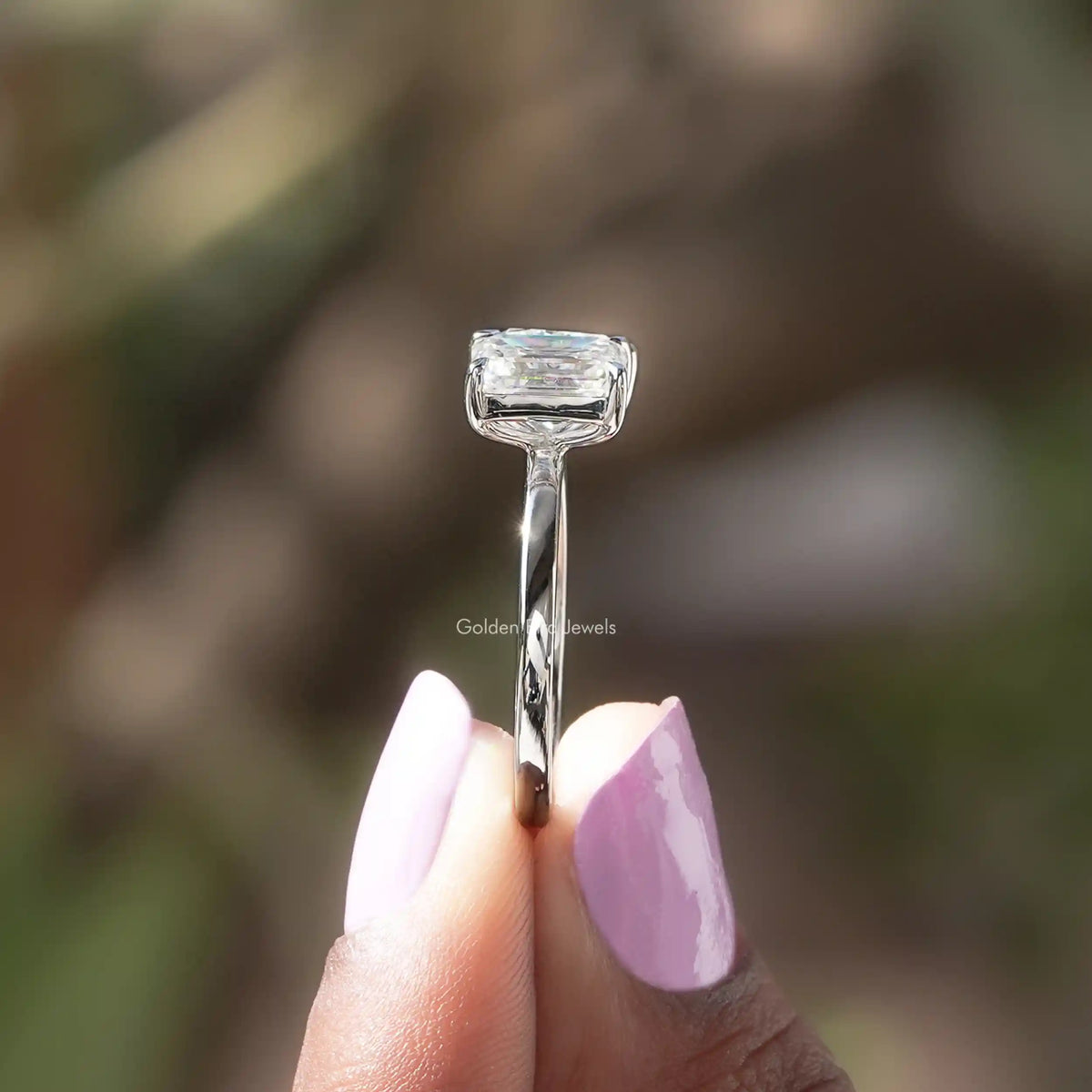 Side view of toi et Moi moissanite ring