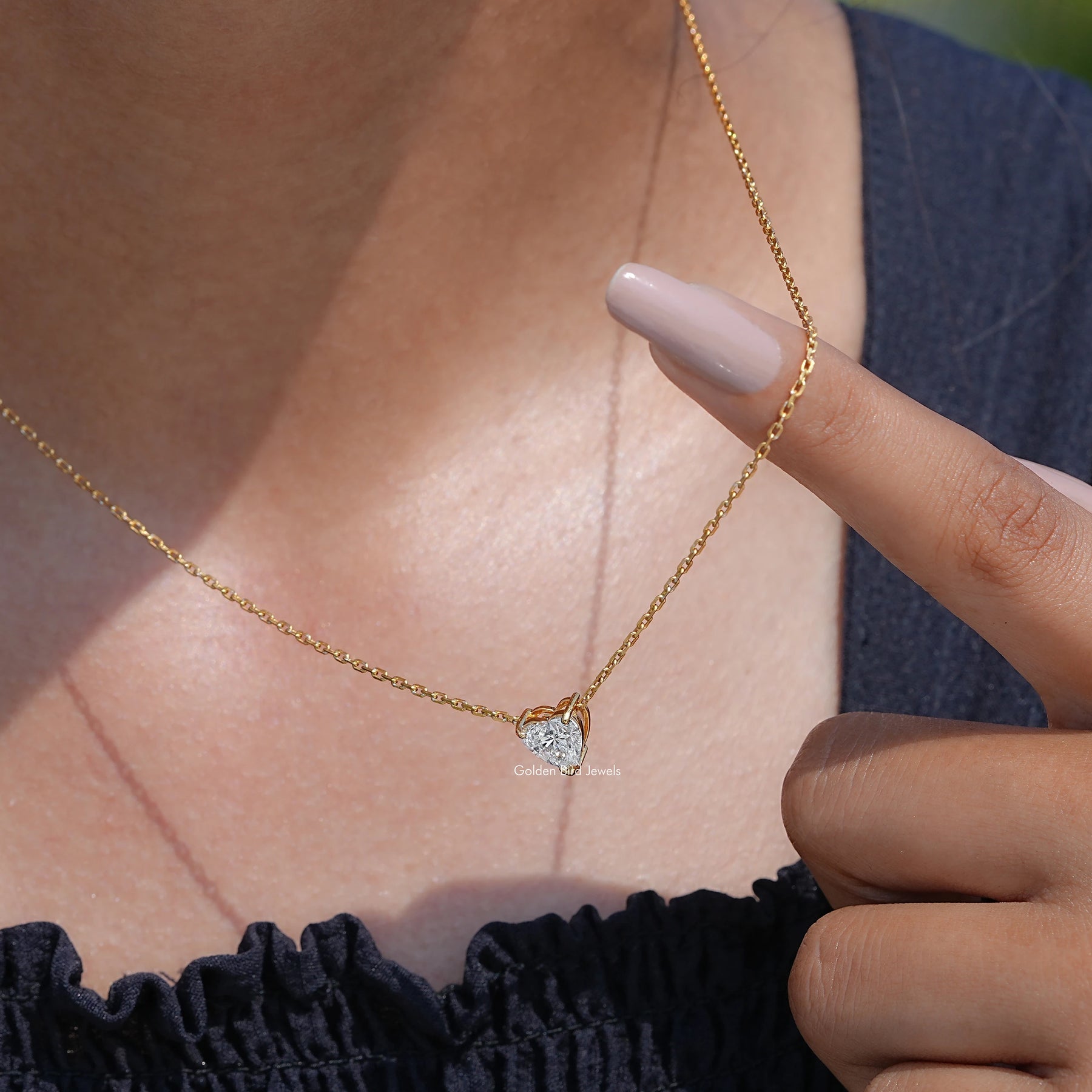 Side view of heart Cut pendant In yellow Gold