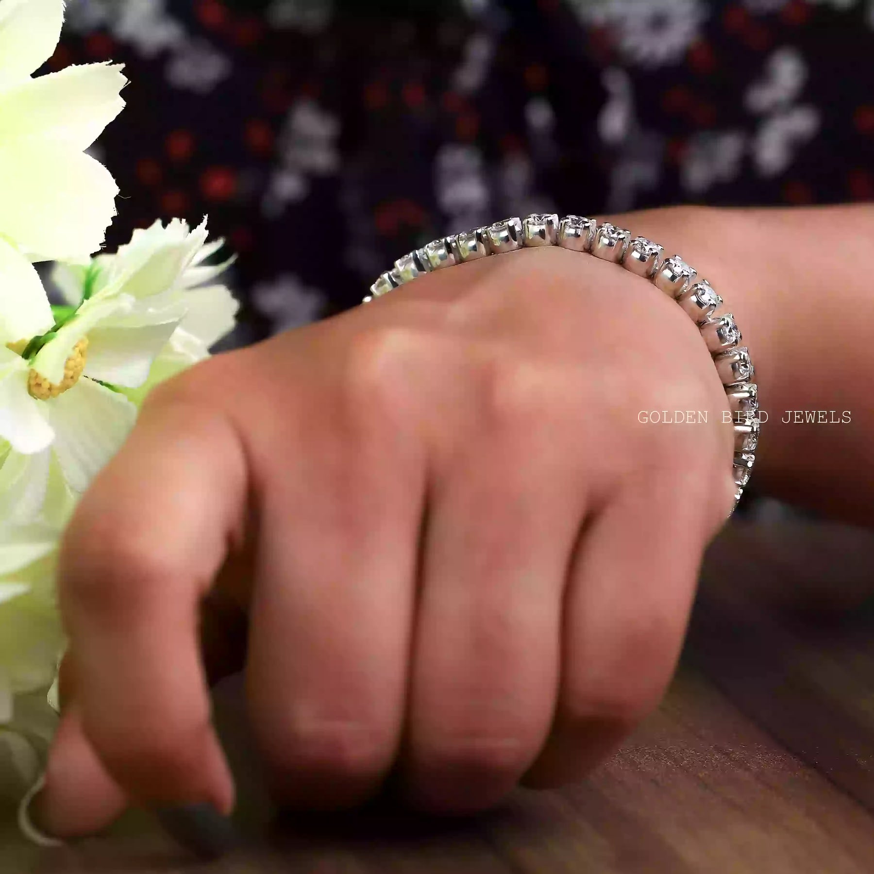 Colorless moissanite bracelet for women's wear