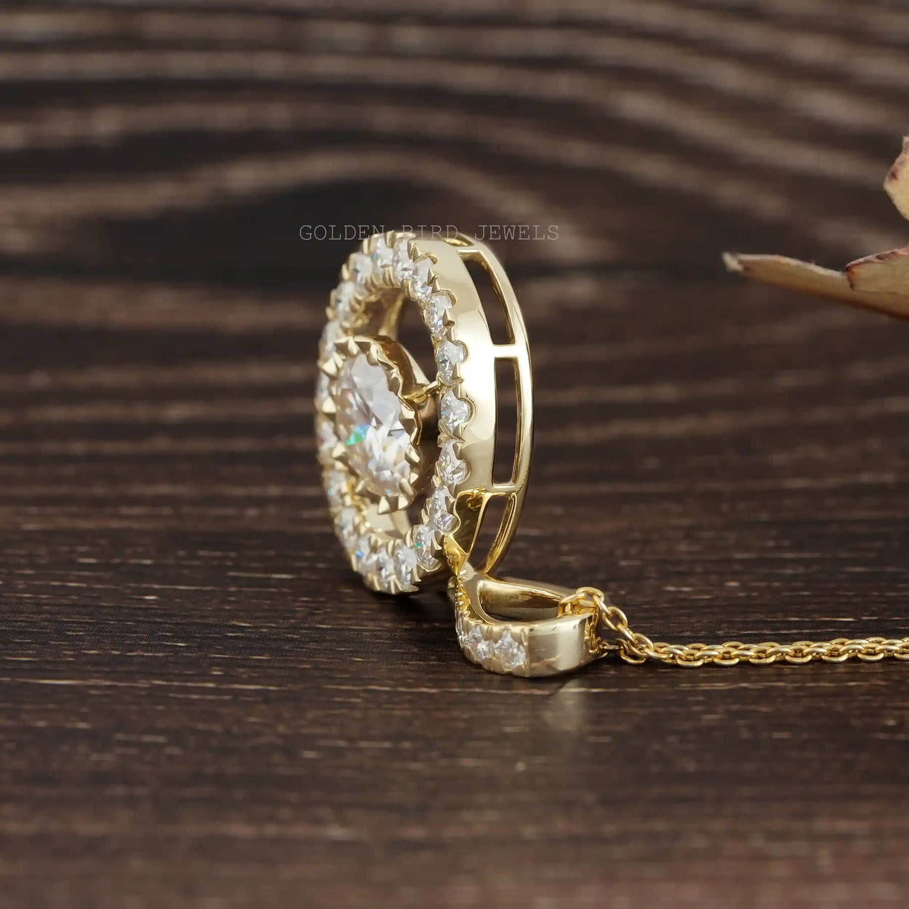 Side view of Round cut pendant In yellow Gold
