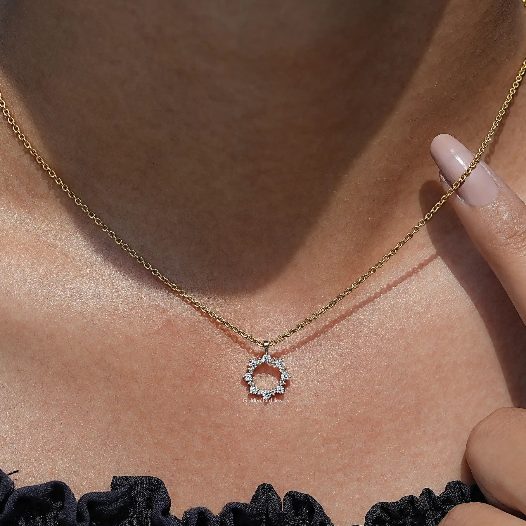 Round Cut Diamond Open Circle Pendant of Women's In Yellow Gold