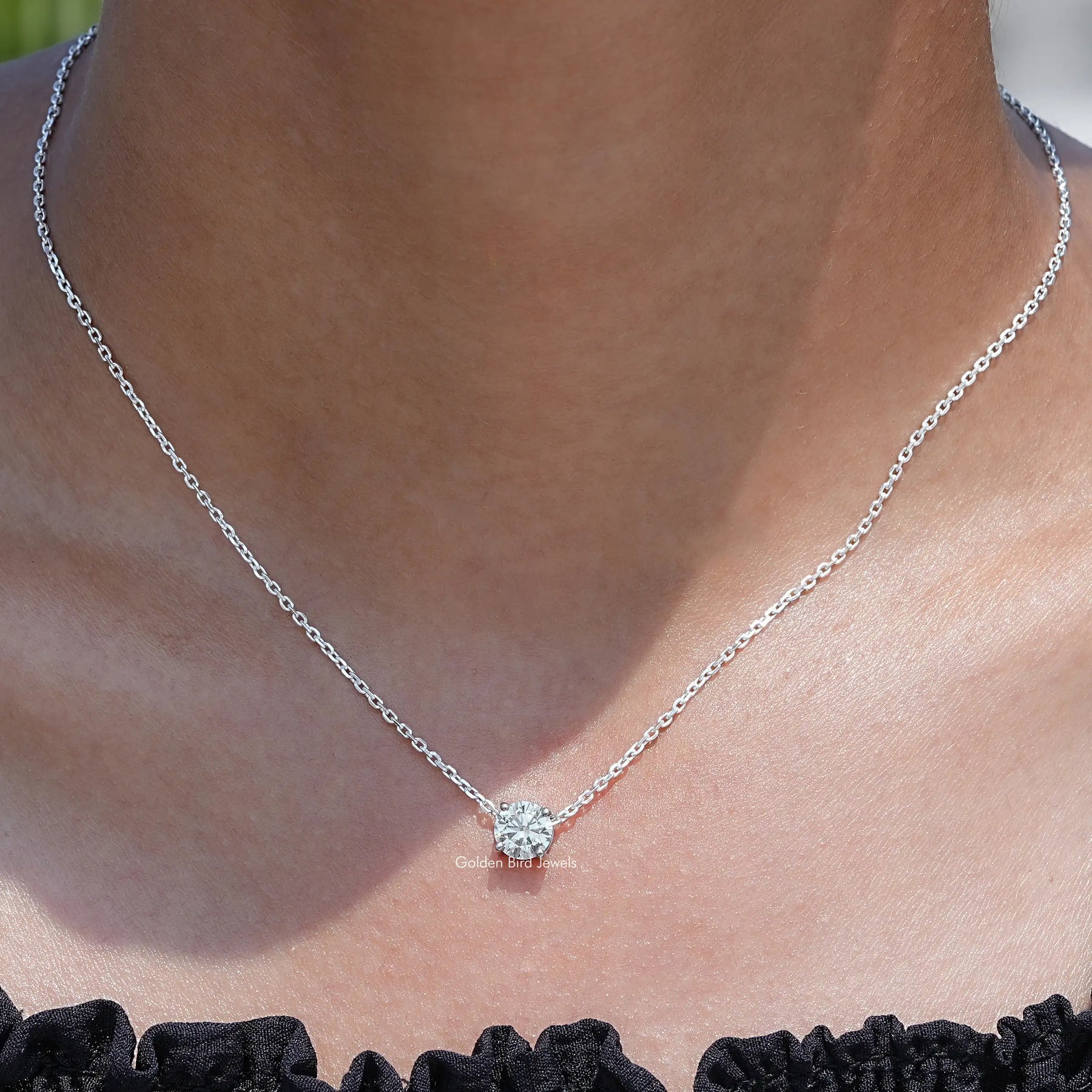 In front view of diamond Round Shape pendant
