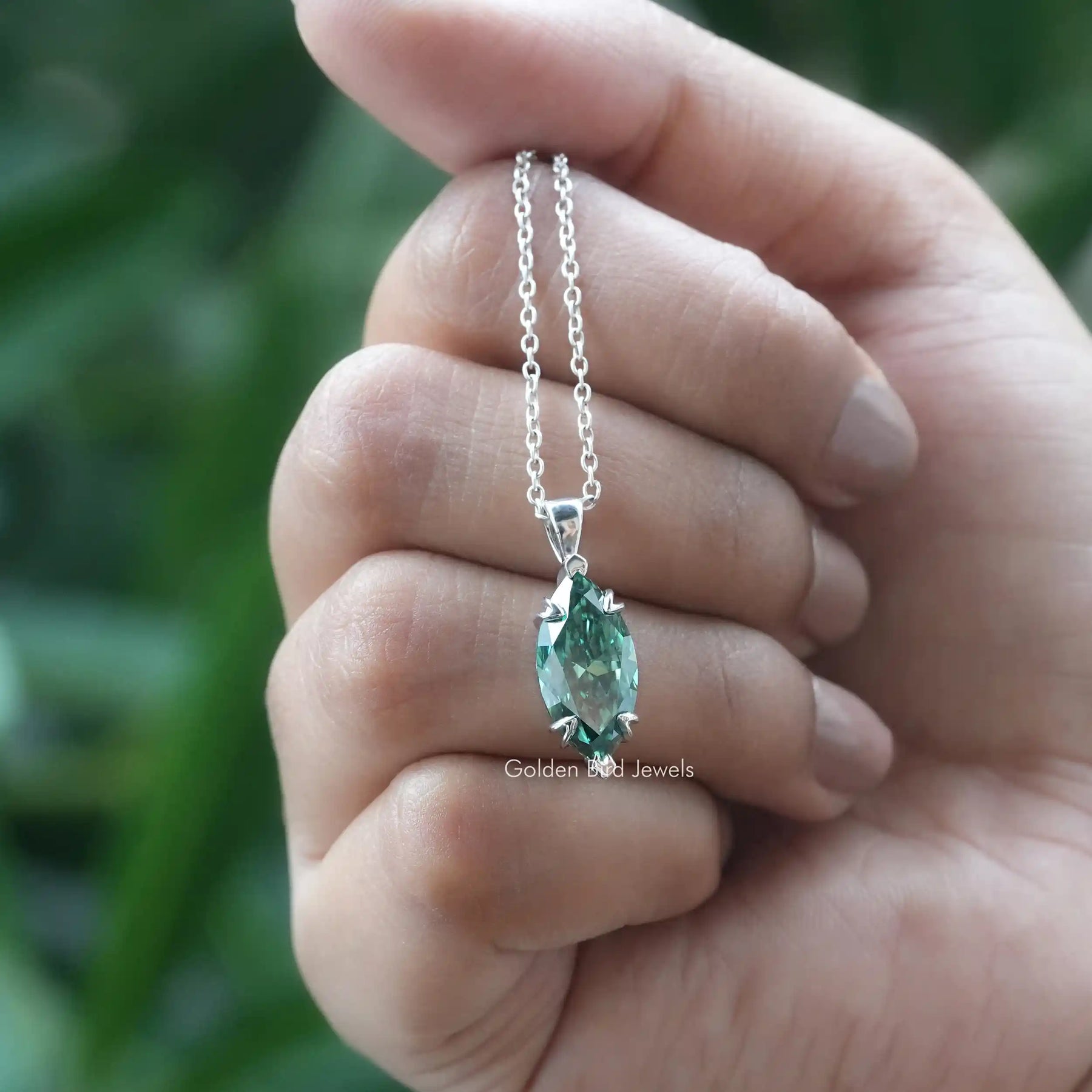 Hold on hand marquise pendant in prongs setting