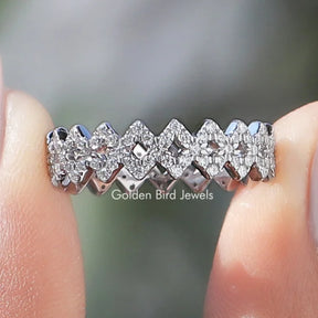Round Cut Moissanite Interlock Zig Zag Band