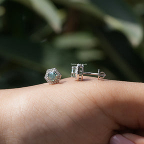 Front and back view Stud earrings in prongs setting 