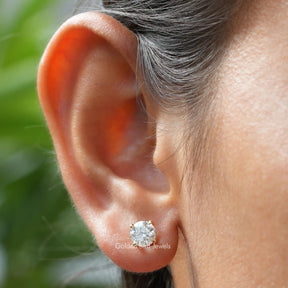 Front view of Stud earrings in Round moissanite 
