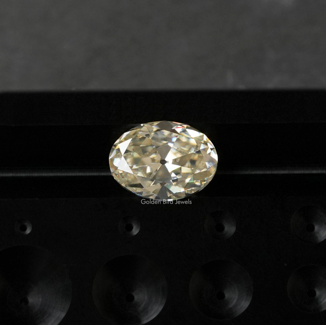 Top view of Off White  Oval Cut Loose Stone\