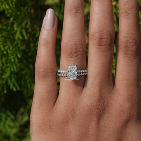 Detailed View A Radiant Cut Diamond Bridal Ring Set 
