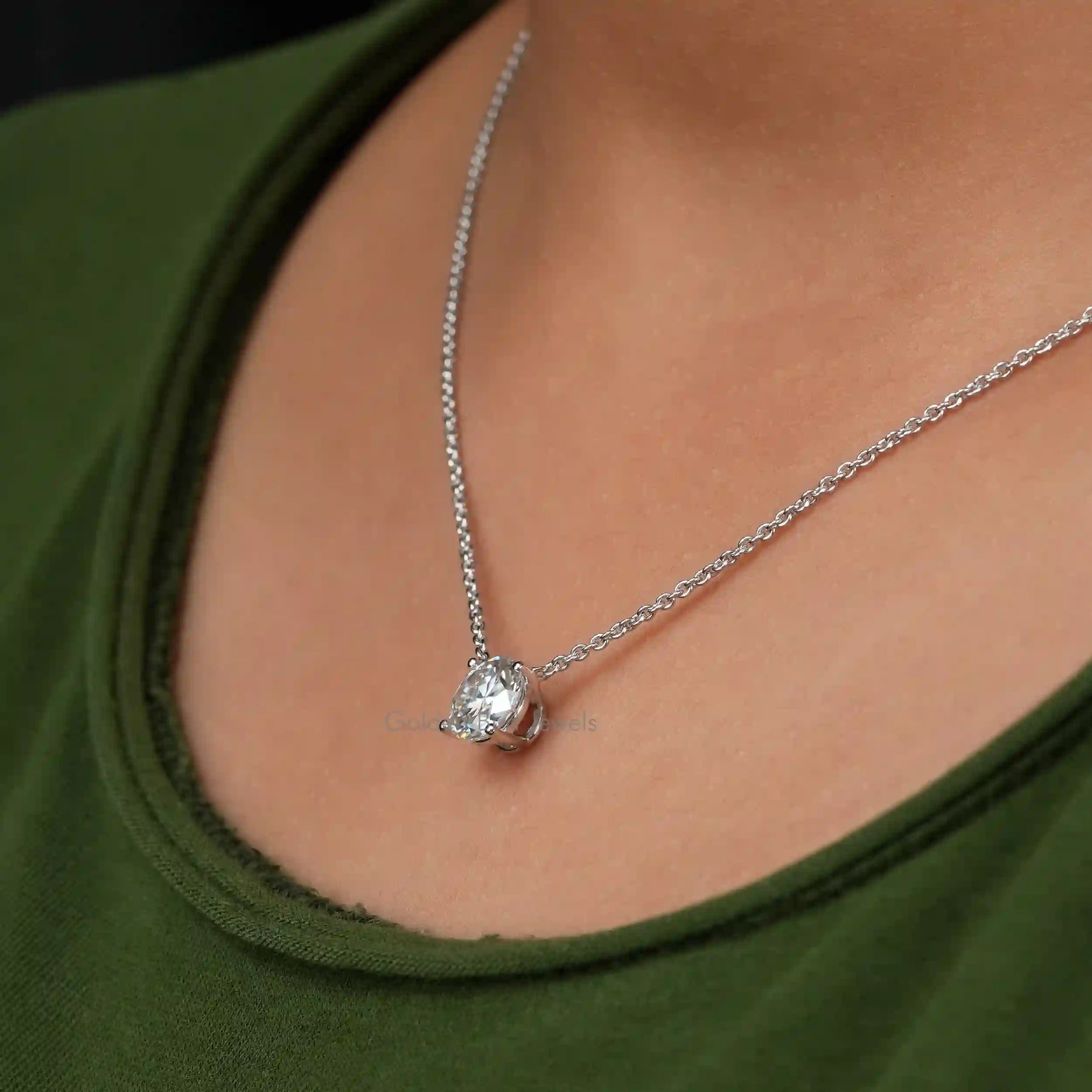 Side view of Round cut pendant In white Gold
