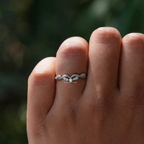 [Round Cut Moissanite Curved Wedding Bnad In 14K White Gold]-[Golden Bird Jewels]