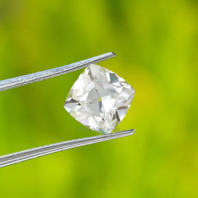 Tweezer view of Colorless Peruzzi moissanite Stone 