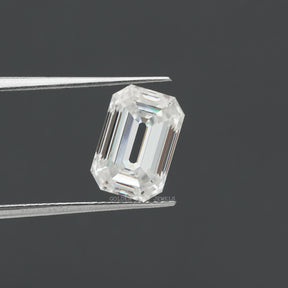 Tweezer view of Emerald Cut Loose Stone